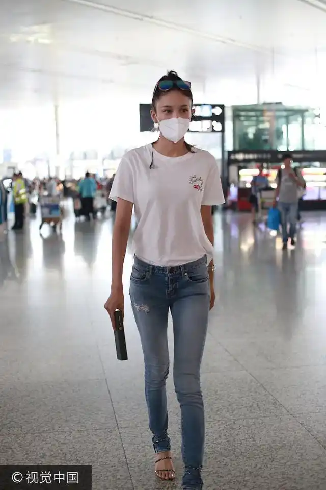 张蓝心saint laurent白色t恤 rene caovilla钻饰凉鞋低调时尚