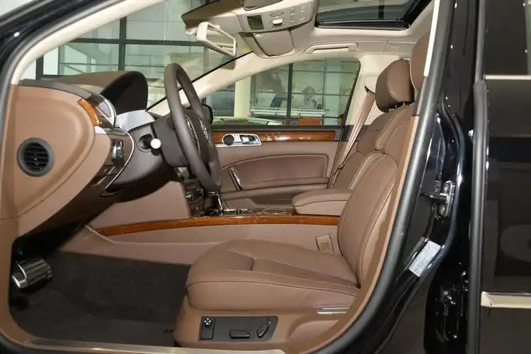 辉腾3.0l 商务型 汽油版前排空间