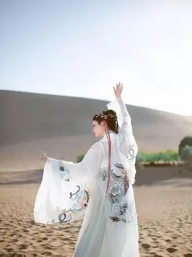 今日特别推荐一首暖心的治愈歌曲,来自内地古风女歌手"司南"的《冬眠