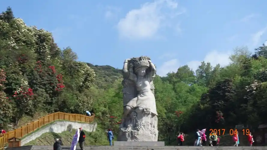 当地彝族人称杜鹃花为索玛花,这是索玛花女神雕像.