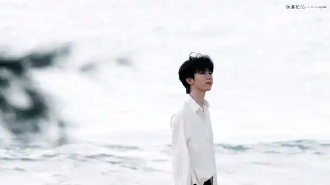 马嘉祺白衬衫海边拍摄路透##马嘉祺海边少年