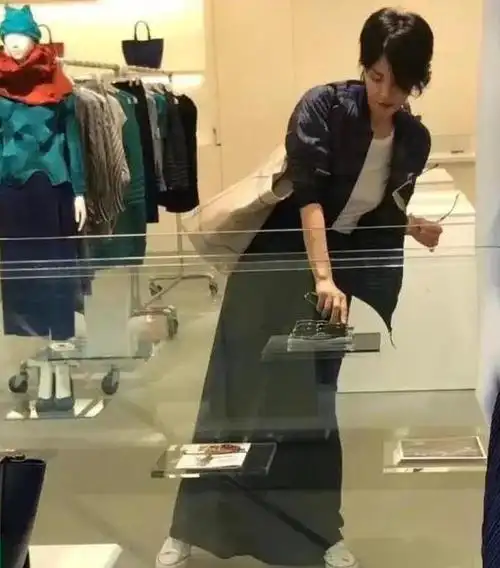 王菲谢霆锋同框暴露真实身高王菲打扮时尚不输少女谢霆锋害羞