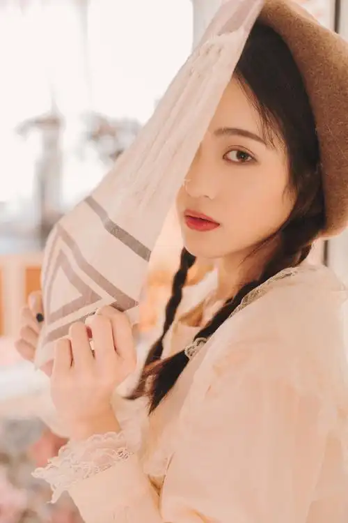 性感美女时尚写真清纯萝莉法式麻花辫漂亮脸蛋水嫩肌肤漂亮