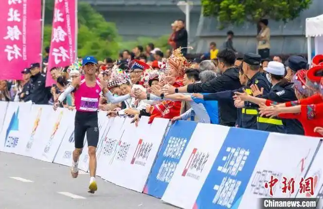 8000名跑者竞速湖北清江半程马拉松