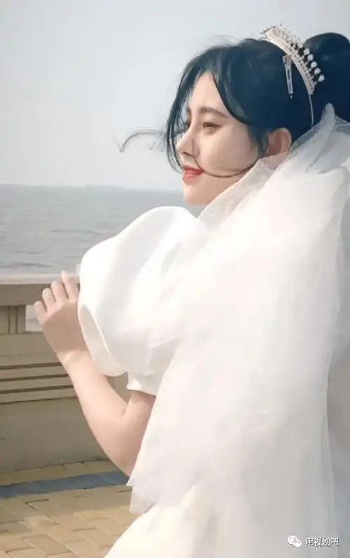 鞠婧祎晒出一段自己穿婚纱造型的视频,她以一身白色带钻婚纱亮相,秀发