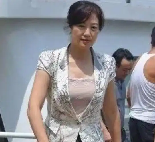 2010年下半年的时候,重庆有一家建筑公司找到袁菱,希望袁菱能够操作一