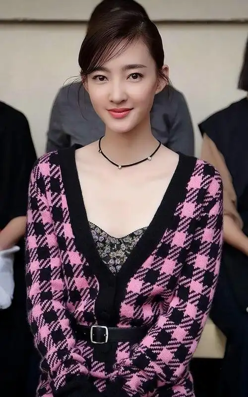 王丽坤高清冷艳美照,优雅迷人!__财经头条