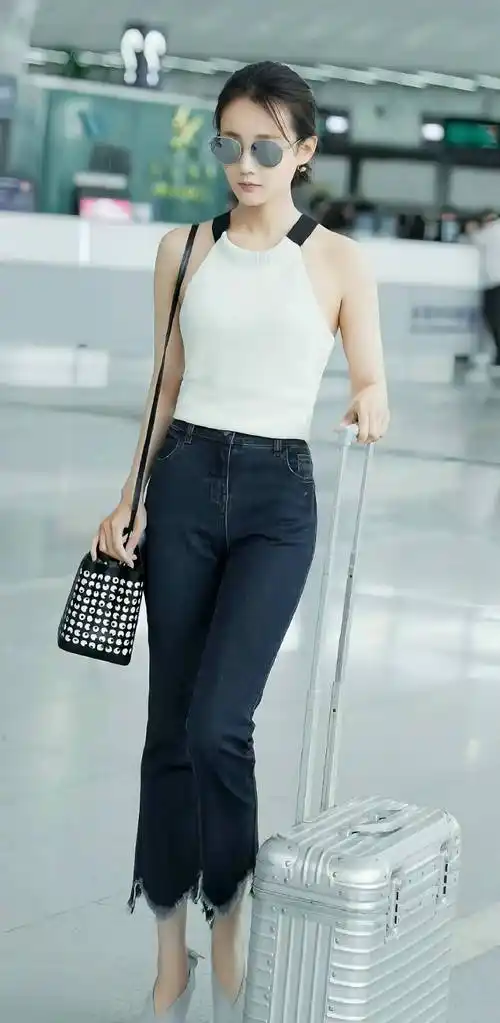 李一桐,1990年出生于中国山东省,身高164厘米,体重42公斤.