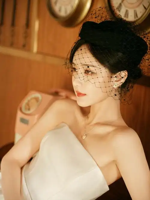 身穿洁白礼服的李一桐美到犯规气质高雅