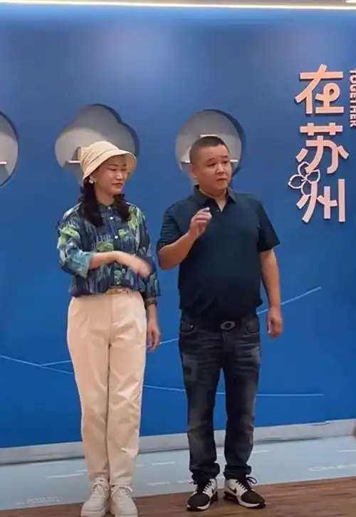 王俊凯爸妈现身苏州一群女粉丝围观拍照阵仗大网友直呼太夸张