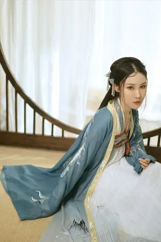 出生于北京,中国内地女 a target="_blank" href="/item/歌手/16693"