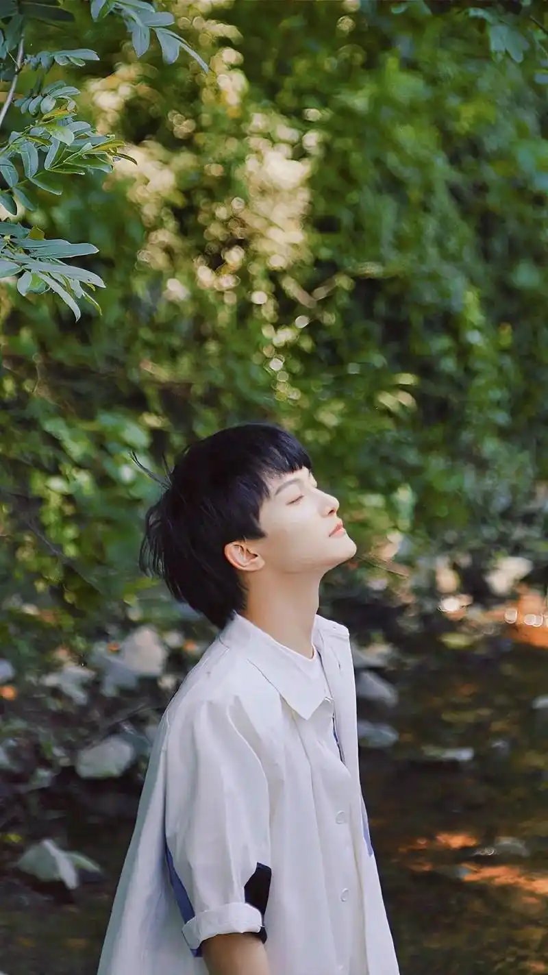 周深歌手谁要做我朋友的?我给他发一张真实的照片,不对,是两张 - 抖音