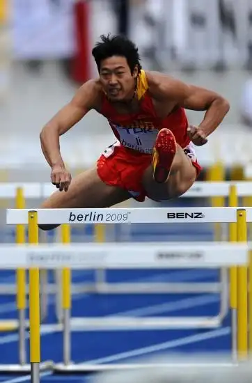 图文世锦赛男子110米栏预赛纪伟动作十分标准
