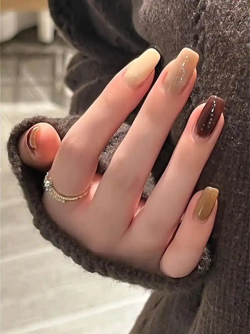酱香奶咖78秋冬显白跳色美甲