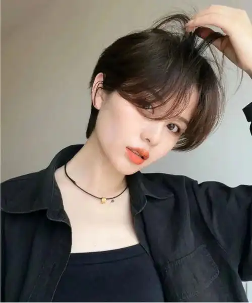 侧面可以采用半盖耳的设计,时尚自然不夸张,整个发型呈现出很动感的