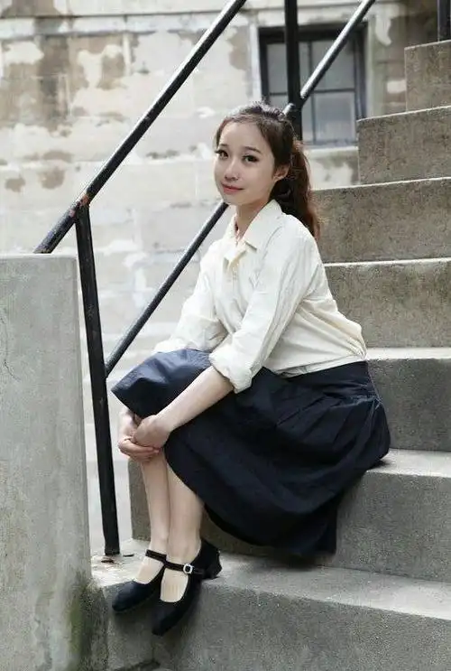 穿一带布鞋的美女