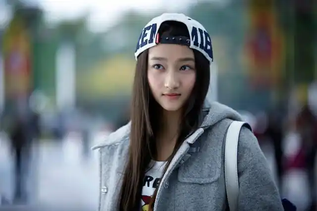 自从关晓彤在电视剧《一仆二主》,《好先生》中饰演闺女迅速走红后