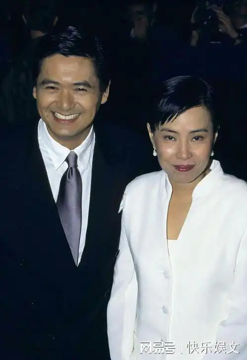 68岁周润发与娇妻闹矛盾!富商老婆与他人亲密挽手,与发哥显生疏