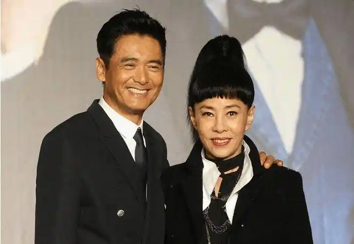 周润发和妻子走机场,他穿牛仔裤像小伙,她穿瑜伽裤秀美腿