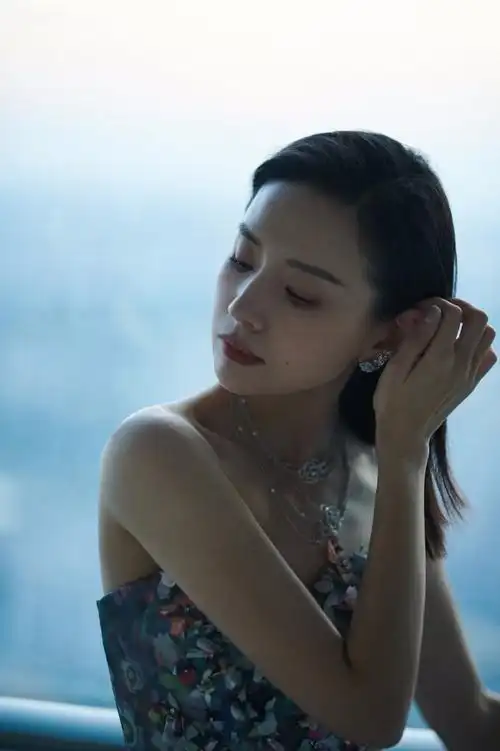 41岁董洁穿抹胸裙优雅迷人优越肩颈线太抢眼