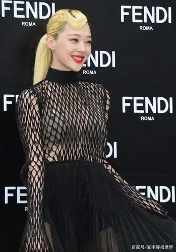 崔雪莉又大胆了,红唇金发配黑色渔网拼接透视裙,让人想忽视都难