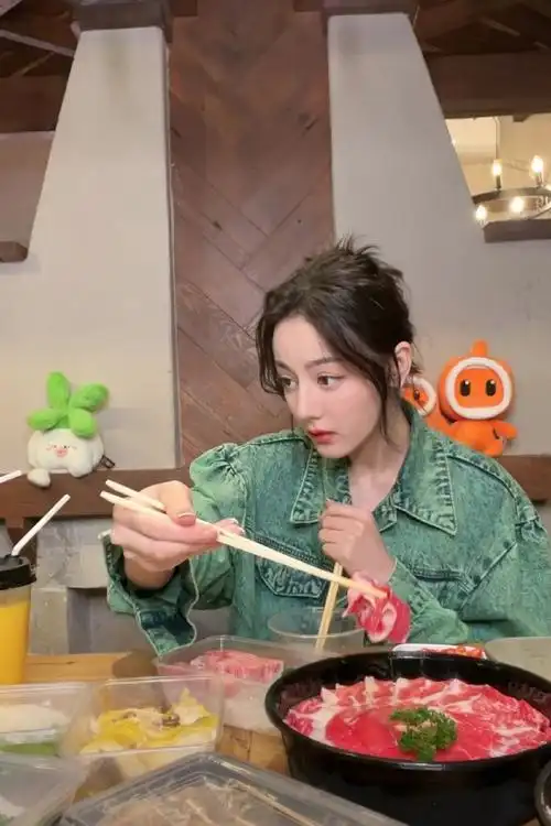 是的 变得更可爱了用的右手吃饭@dear-迪丽热巴#迪丽热巴吃火锅plog