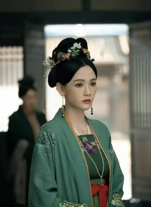 被《墨雨云间》孔雪儿惊艳了,好身材遮不住,红肚兜吊带装太吸睛