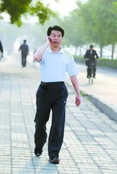 杜少中步行上班.蔡代征摄