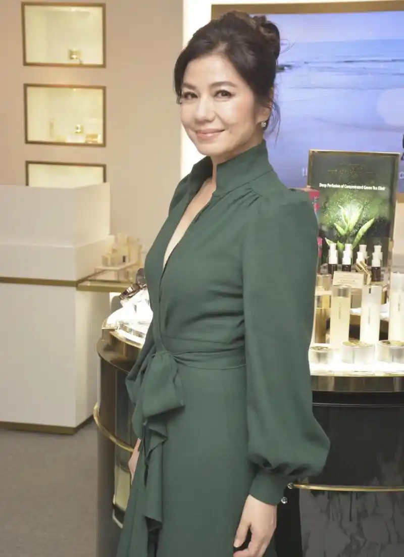 原创60岁的钟楚红真是不老女神穿衬衫连衣裙高贵典雅减龄又洋气