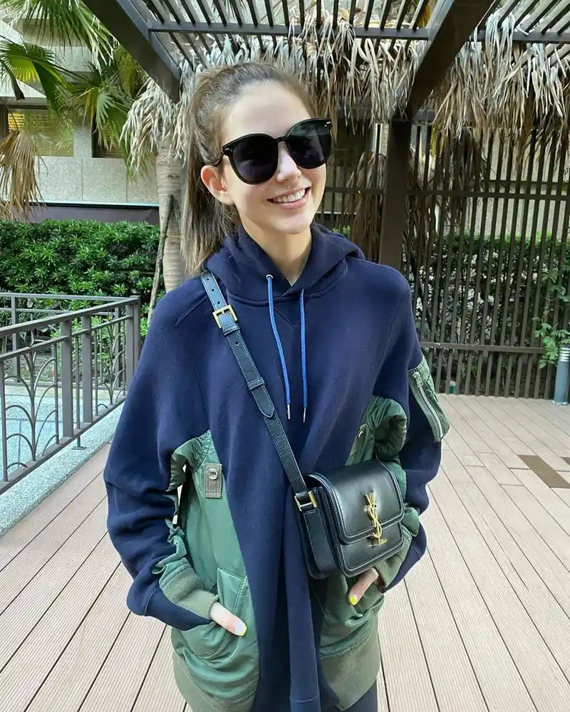 昆凌全黑look简约清新坐天台草坪赏景悠闲惬意