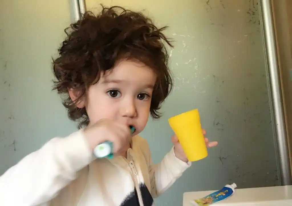 jackson周嘉诚因为很像女生,还留着长头发,在节目里实力圈粉.