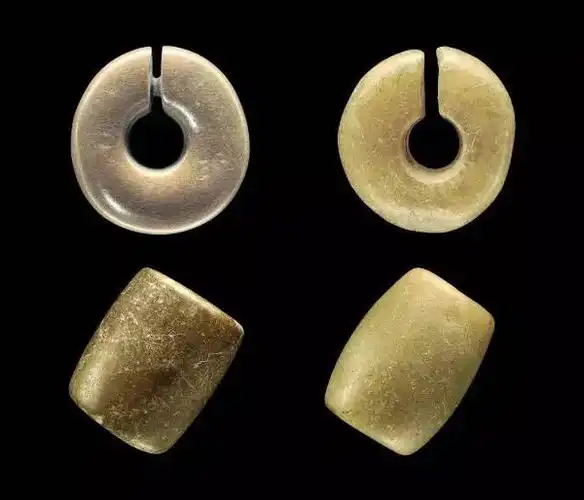 河姆渡文化遗址中出土的玉玦,玉管和玉珠