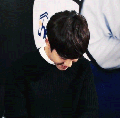 都暻秀gif帅哥gif低头gif微笑gif