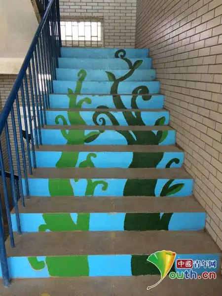 青岛科技大学支教团手绘楼梯扮靓校园文化
