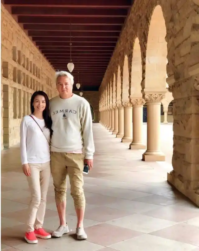 张庭与丈夫国外度假,同色t恤休闲裤晒恩爱,相差10岁却像两代人