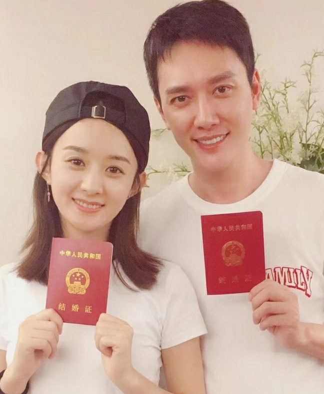 低头看,自从官宣和赵丽颖结婚之后冯绍峰现身都是风光无限神采飞扬,但