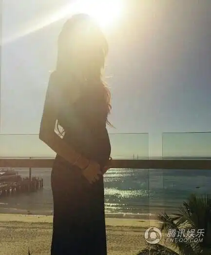 周杰伦正式宣布要当爸爸 晒昆凌大肚照报喜