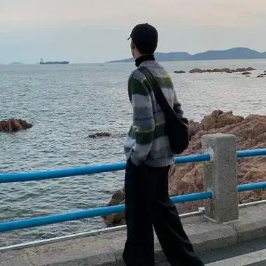 男生在海边的帅气背影侧脸头像
