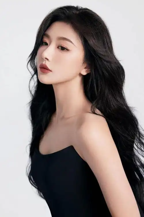 这组照片中,孔雪儿身着一件性感的抹胸黑裙,裙摆优雅地漫过膝盖,展示