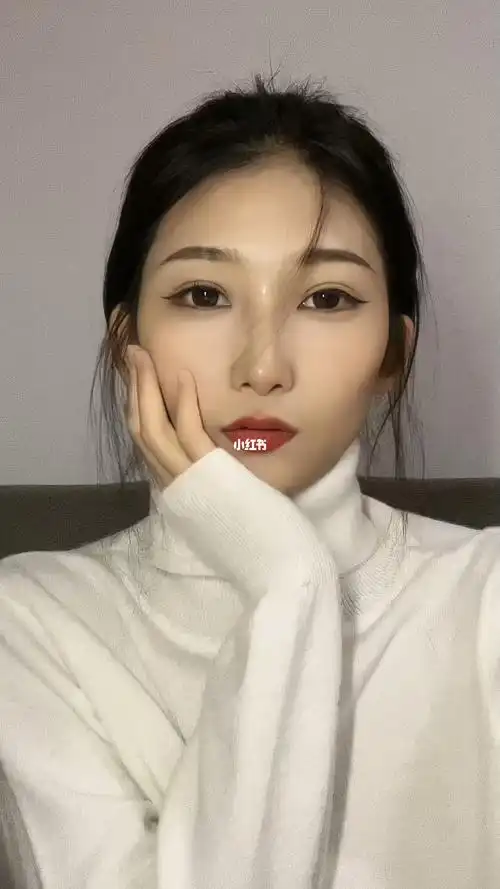 一绺头发就是氛围感美女了