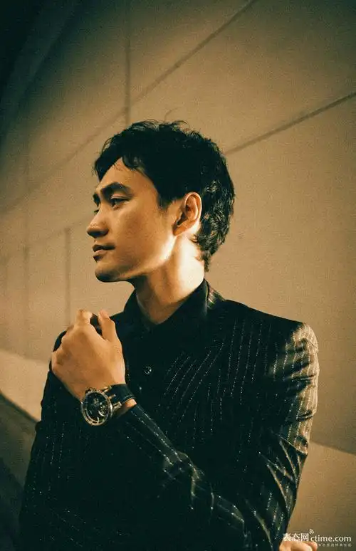 【表态头条】著名演员袁弘佩戴罗杰杜彼excalibur spider motorsport