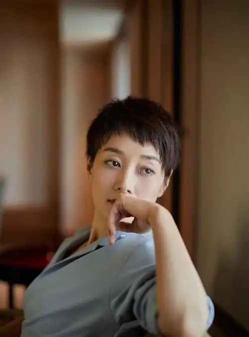 马伊琍剪成小碎发,搭配职业装干练好看,春季换成这发型很合适!