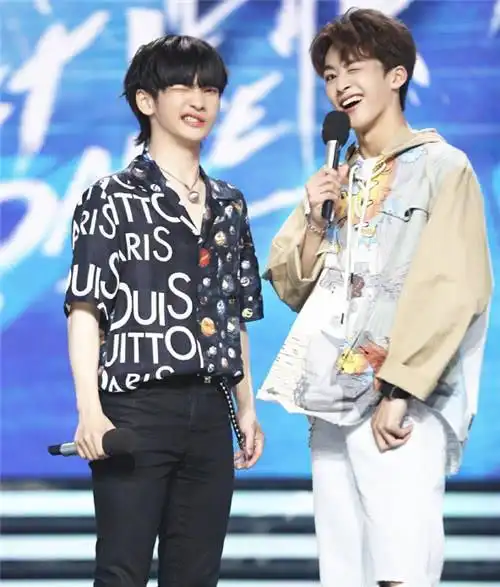 天天向上周震南何洛洛同框wink网友南南是牙疼吧