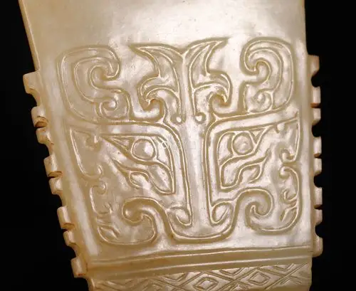 石家河兽面出戟玉钺