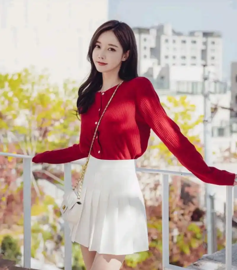 孙允珠,红色的长袖针织开衫,搭配白色高腰百褶裙,甜美可人,气质优雅