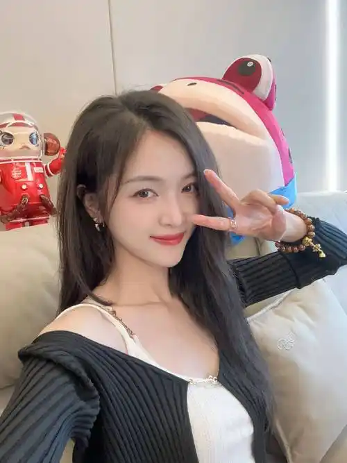 吴宣仪长发飘飘剪刀手可爱写真