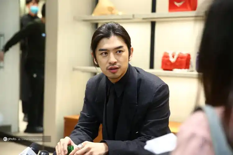 独家爱了爱了陈柏霖长发蓄胡造型帅气满分