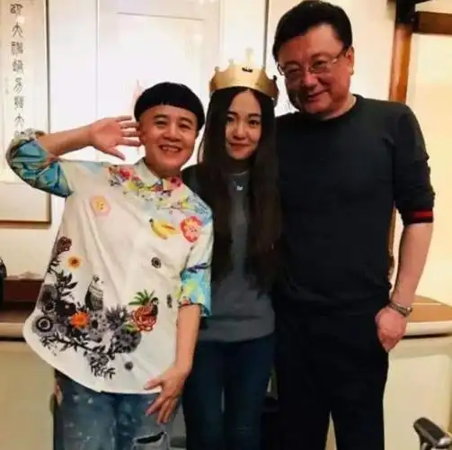 52岁王宁近照主持28年零失误老婆结婚30年颜值没变化