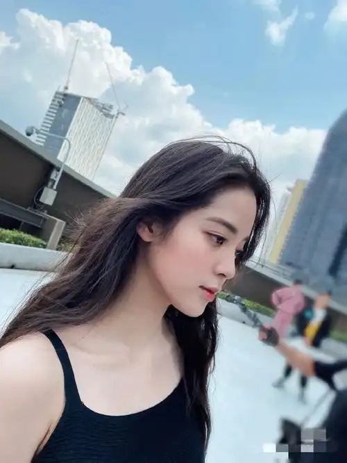 欧阳娜娜穿黑色吊带秀锁骨侧脸完美