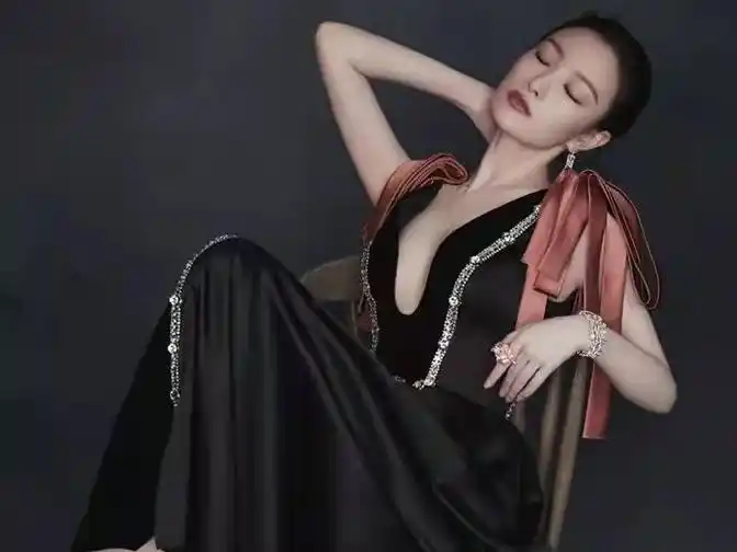 原创倪妮坐在椅子上拍写真穿低领长裙秀曲线美坐姿豪放惹争议